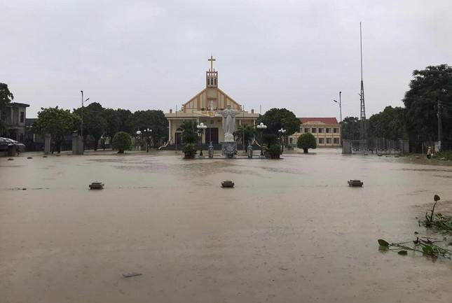 Cảnh ngập lụt tại Nhà thờ Vô Hốt, Nho Quan. Ảnh: Đ.H