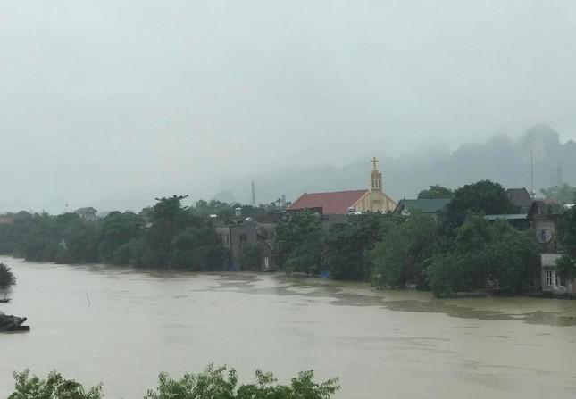 Nước sông Hoàng Long dâng cao khiến nhiều ngôi nhà bị cô lập, chia cắt. Ảnh: Đ.H