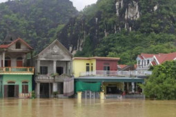 Hàng trăm ngôi nhà ở Ninh Bình bị chia cắt bởi nước lũ