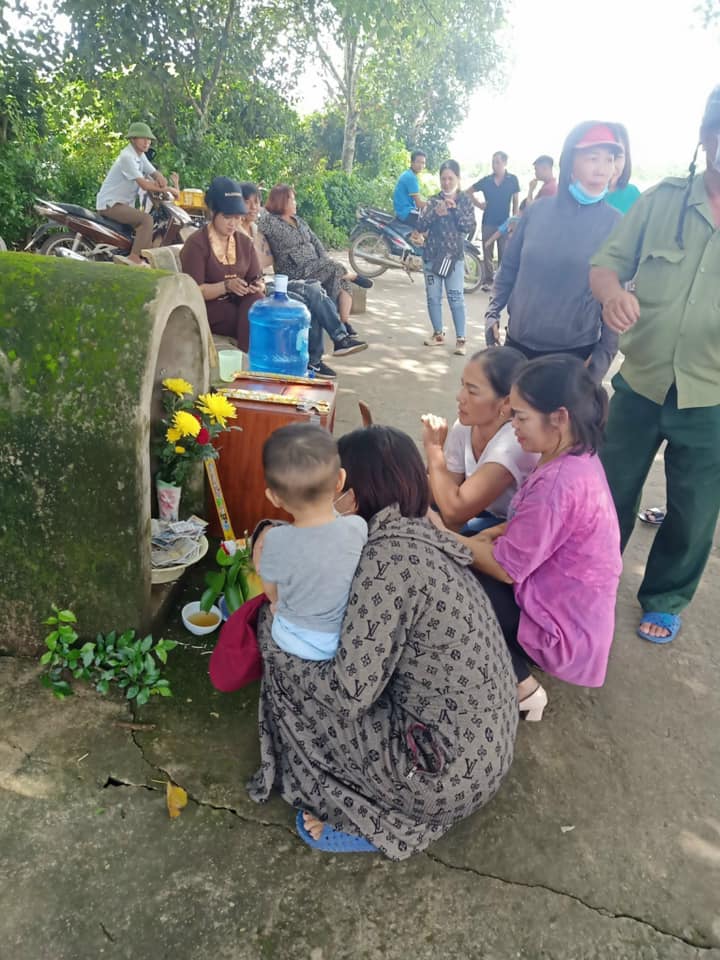 Nhiều người dân hiếu kỳ đến xem con trăn màu trắng. Ảnh: Công an huyện Lục Ngạn