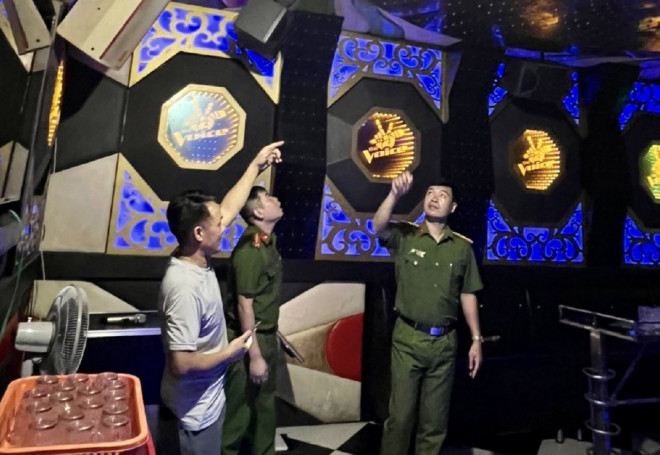 Lực lượng Công an tỉnh Thanh Hóa kiếm tra công tác PCCC tại một cơ sở kinh doanh dịch vụ karaoke trên địa bàn - Ảnh: Công an Thanh Hóa
