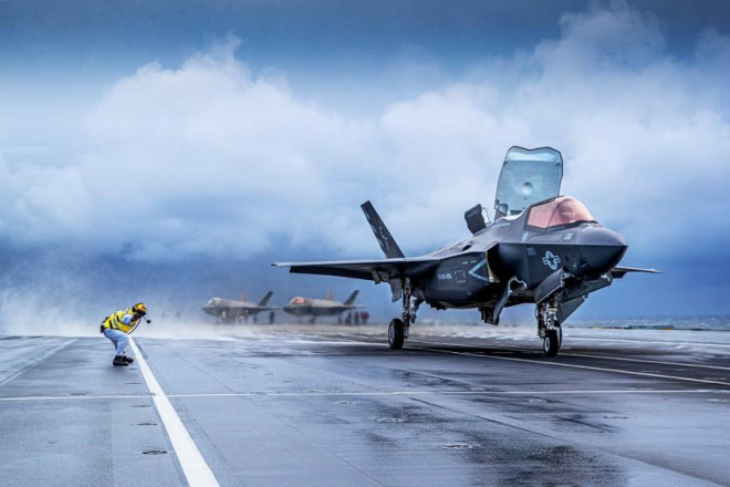 Tuy nhiên F-35C có một lợi thế so với các thành viên trong gia đình F-35, đó là nó có thể mang nhiều nhiên liệu hơn và có tầm bay cũng như tải trọng vũ khí được tăng lên khá nhiều.