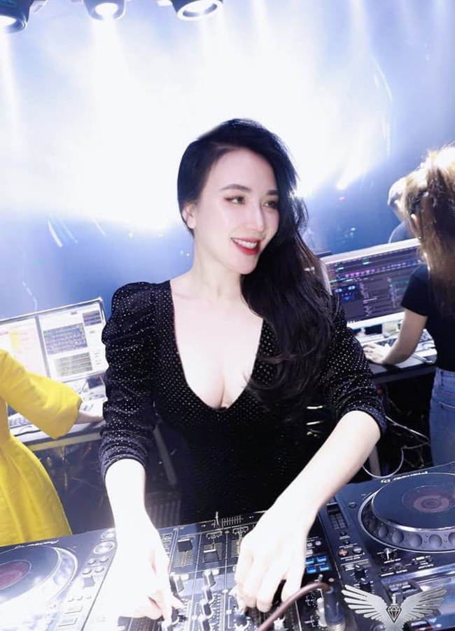 Cô được phong là “DJ sexy nhất Vịnh Bắc Bộ”, "DJ nóng bỏng nhất Hà Thành".
