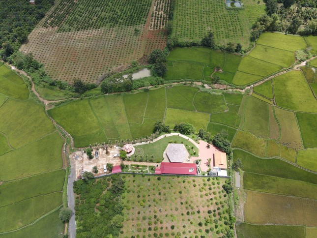 Bà Nguyễn Thu Hương, Chủ tịch UBND xã Chư Á cho biết, công trình hoàn toàn nằm trên đất nông nghiệp. “Chúng tôi đã ra 2 quyết định xử phạt hành chính vì vi phạm trên đất nông nghiệp. Hiện tại, UBND xã đang vận động để chủ đầu tư tháo dỡ công trình”, bà Hương trao đổi. Bà Hương không biết công trình này là của ai, xây từ lúc nào và rộng bao nhiêu m 2 . Vị Chủ tịch xã cũng nhận trách nhiệm vì để công trình xây trên đất nông nghiệp.