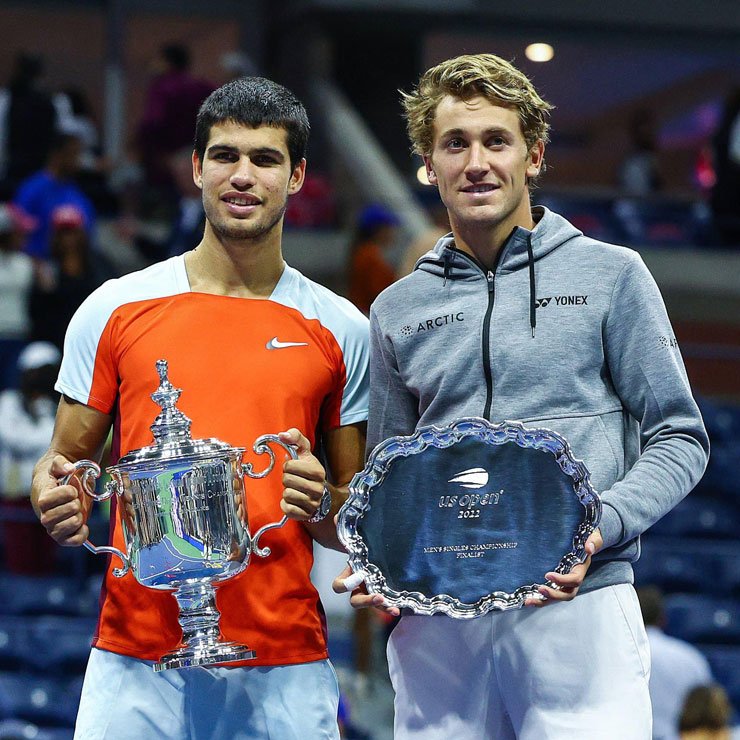 Đánh bại Casper Ruud, Carlos Alcaraz (trái) trở thành nhà vô địch US Open và tân số 1 thế giới