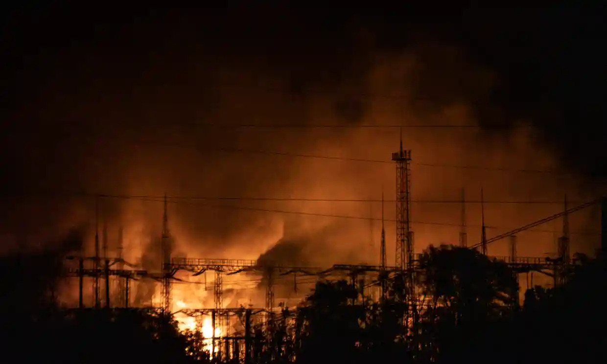 Nhà máy điện ở Kharkiv bốc cháy dữ dội trong đêm ngày 11/9 (ảnh: Aljazeera)