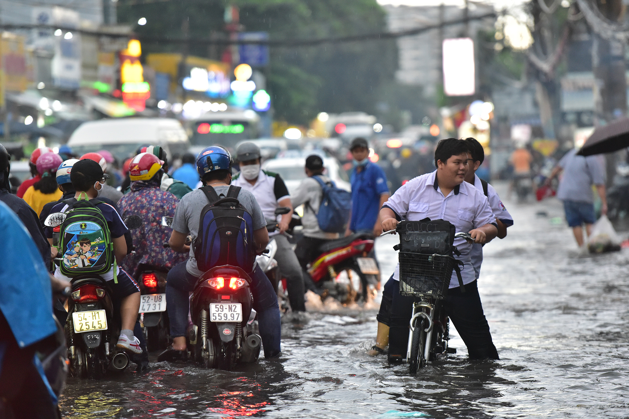 TP.HCM: Đường ngập sâu, kẹt xe không lối thoát sau trận mưa như trút nước - 4