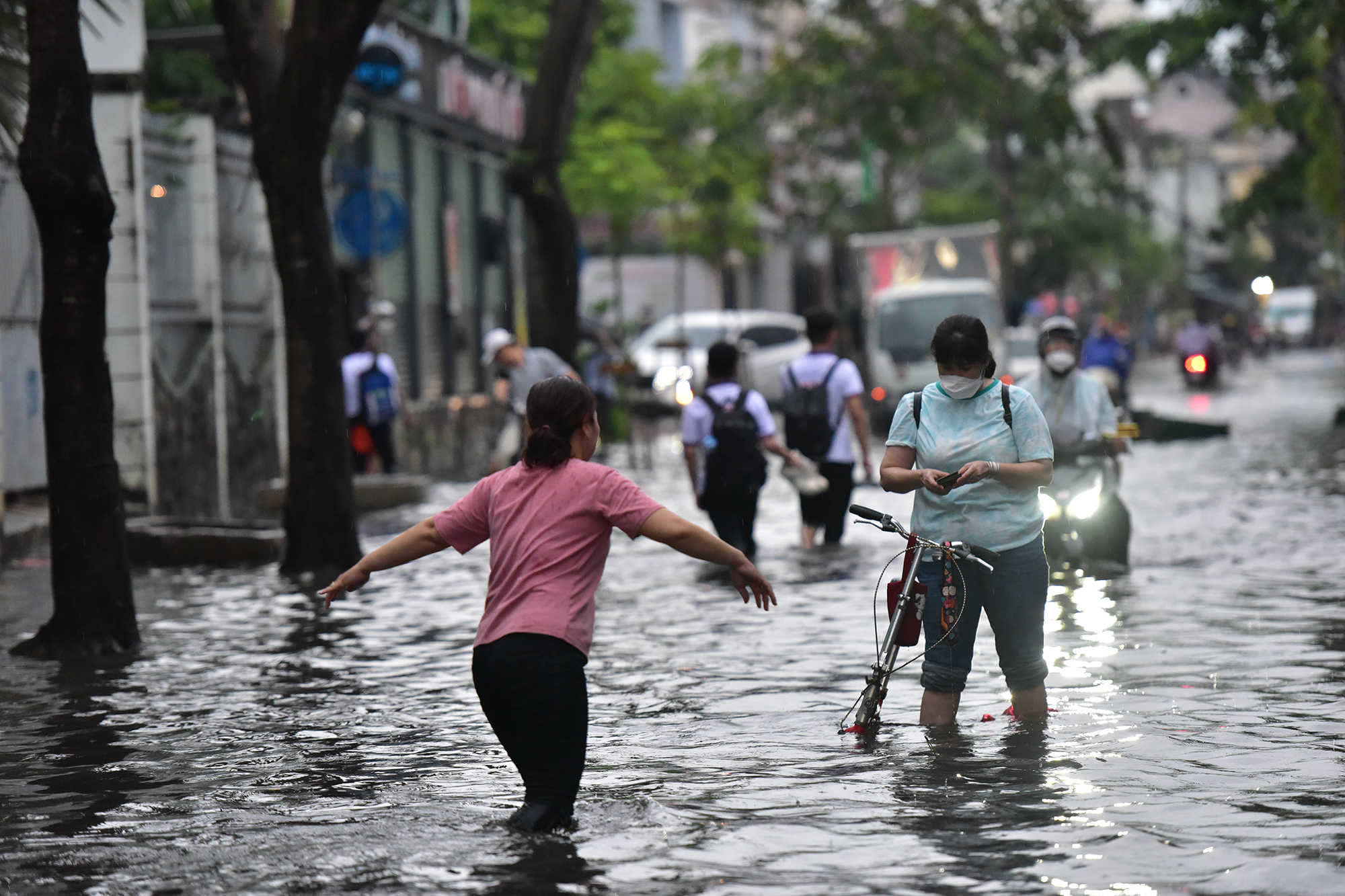 TP.HCM: Đường ngập sâu, kẹt xe không lối thoát sau trận mưa như trút nước - 6