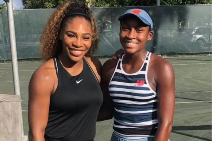 Serena Williams (trái) và đàn em Coco Gauff