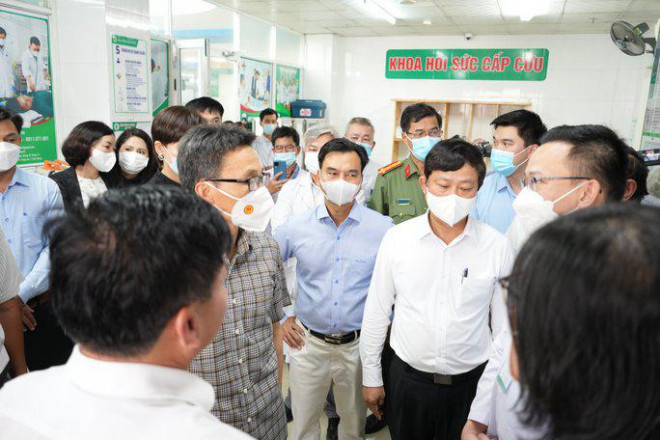 Ông Võ Văn Minh (áo trắng giữa) cùng Phó Thủ tướng Vũ Đức Đam đến bệnh viện thăm các nạn nhân trong vụ cháy