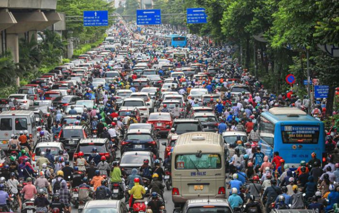 Giao thông đông đúc, chật như nêm trên đường