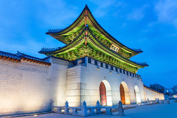 Cổng Gwanghwamun: Đây là cổng chính và lớn nhất của Cung điện Gyeongbokgung của Seoul, Cổng Gwanghwamun là nơi diễn ra nghi lễ thay đổi vệ binh diễn ra hằng ngày (trừ thứ Ba) lúc 10 giờ sáng và 2 giờ chiều.&nbsp;
