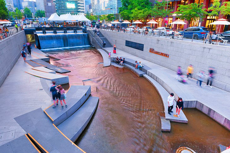 Suối Cheonggyecheon ở trung tâm Seoul: Con suối nhỏ tự nhiên chảy qua trung tâm thủ đô này là một khu giải trí ngoài trời rất nổi tiếng của Seoul. Con suối cũng là nơi tổ chức Lễ hội Đèn lồng Seoul hoành tráng, được tổ chức vào tháng 11 hằng năm.&nbsp;
