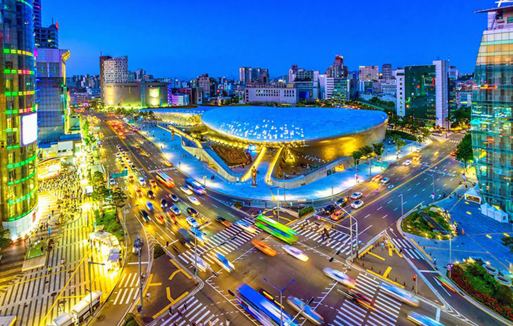 Dongdaemun Design Plaza: Được biết đến với tên viết tắt, DDP là một trung tâm thiết kế rất tuyệt ở khu Dongdaemun của Seoul. Tòa nhà DDP màu bạc, giống như quả cầu đang trôi nổi ngoài không gian và là một nơi tuyệt vời để mua sắm.&nbsp;
