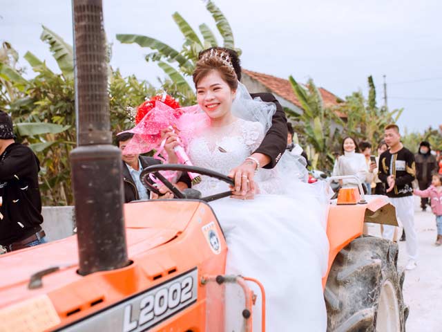 Nhà sẵn máy cày, thanh niên Nghệ An lái đi rước dâu khiến quan khách chạy theo ”mệt nghỉ”