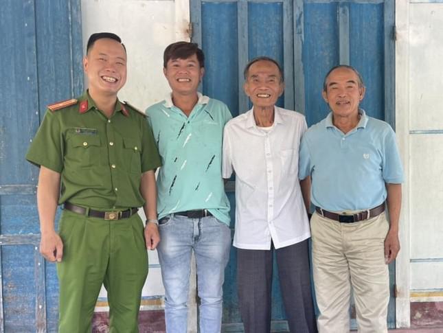 Hai cha con ông Phòng và anh Vũ (đứng giữa) đoàn tụ sau gần 50 năm xa cách.