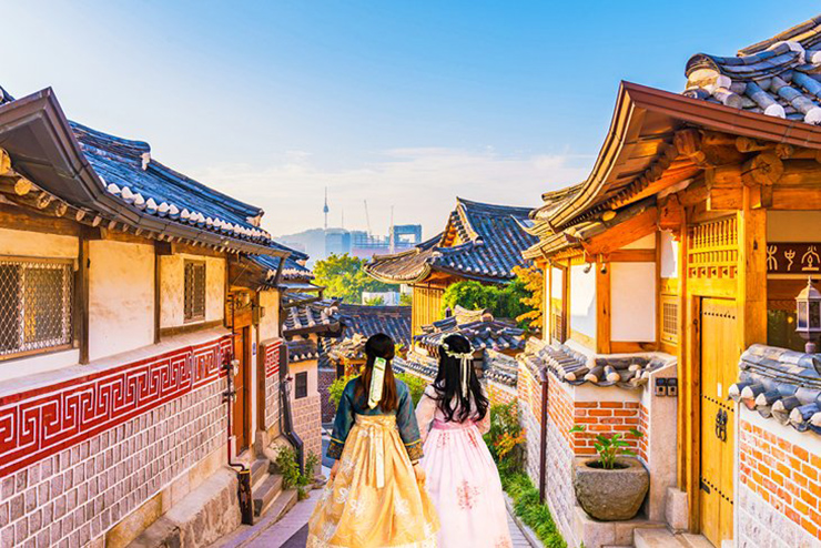 Khám phá Làng truyền thống Bukchon Hanok: Để thưởng thức văn hóa và kiến ​​trúc truyền thống của Hàn Quốc bạn đừng bỏ qua chuyến thăm đến làng Bukchon Hanok. Khu phố cổ được bảo tồn này sẽ &nbsp;mang đến cho bạn cảm giác về cuộc sống ở Hàn Quốc 600 năm trước.&nbsp;
