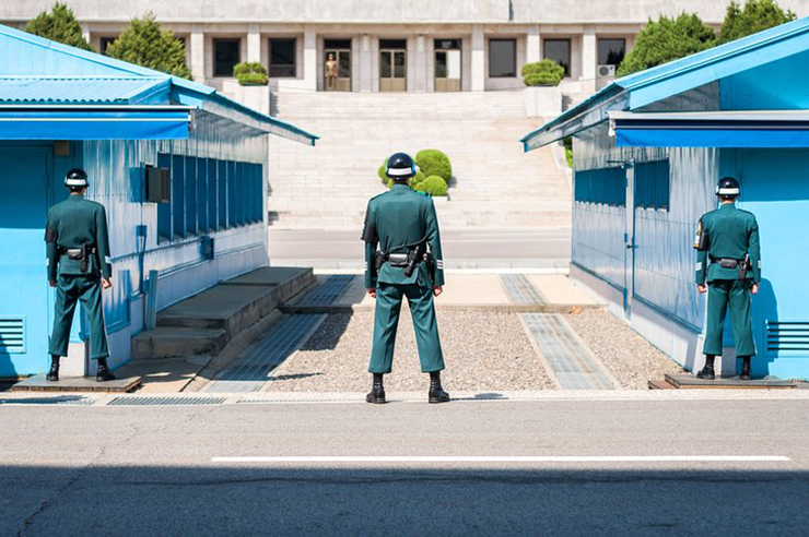 Ghé thăm DMZ: DMZ (Khu phi quân sự) là khu vực nằm dọc theo biên giới giữa Bắc và Nam Triều Tiên. Khu vực rất nhạy cảm này là nơi sẽ mang lại cho du khách những trải nghiệm khó quên.&nbsp;
