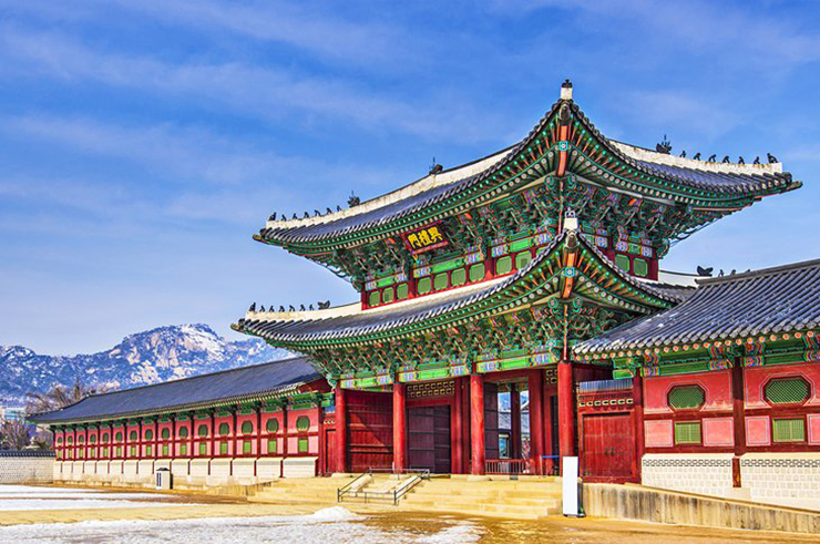 Cung điện Gyeongbokgung: Được xây dựng vào năm 1395, Cung điện Gyeongbokgung là cung điện lớn nhất tại&nbsp;Seoul, được xây dựng dưới triều đại Joseon hùng mạnh. Bị phá hủy và xây dựng lại nhiều lần, cung điện đã được khôi phục lại vẻ đẹp rực rỡ ban đầu sau chiến tranh thế giới thứ hai và được khôi phục hoàn toàn vào những năm 1990.
