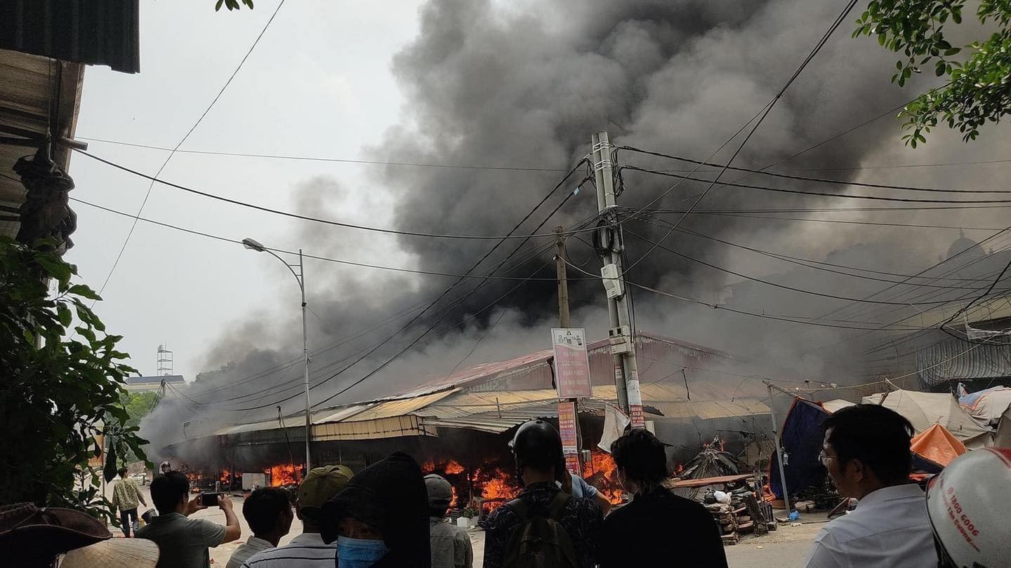 Ngọn lửa bùng lên dữ dội và lan nhanh ra các ki-ốt trong chợ Ngọc Lịch. Ảnh Hà Nội News