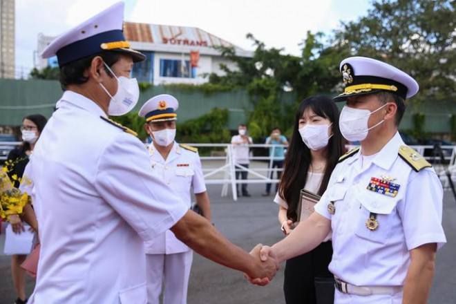 Đón đoàn thủy thủ Hải quân Hàn Quốc có Đại tá Lê Nam Sơn, Phó lữ đoàn trưởng Lữ đoàn 125 Vùng 2 Hải quân, cùng đại diện lãnh đạo Sở Ngoại vụ TP HCM, Bộ đội biên phòng TP HCM cùng các lãnh đạo sở, ngành liên quan.