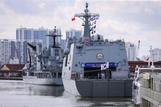 Chiến hạm Roks Hansando cùng Nhóm huấn luyện tuần tra trên biển của Hải quân Hàn Quốc do Chuẩn Đô đốc Kang Dong-goo dẫn đầu sẽ bắt đầu chuyến thăm TP HCM trong 3 ngày (từ 14 đến 17-9).