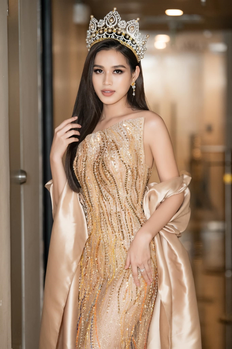 Hoa hậu Việt Nam 2020 Đỗ Thị Hà cũng không đứng ngoài xu thế đầm xuyên thấu trên. 
