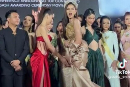Không ít lần gặp sự cố váy áo ngay trên thảm đỏ nhưng Hoa hậu Đỗ Thị Hà đều xử lý cực khéo