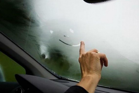 Kinh nghiệm xử lý kính mờ khi đi mưa trên ô tô
