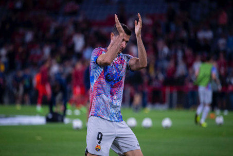 Lewandowski & Nỗi buồn ngày trở lại: Fan Bayern chào đón, 90 phút đáng quên