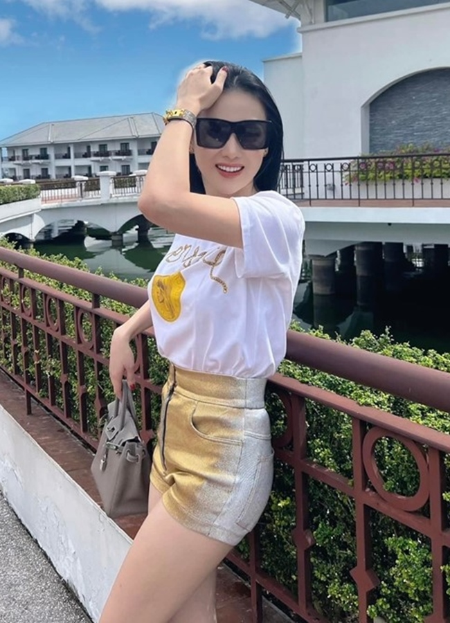 Cô nàng cũng là tín đồ hàng hiệu trong giới showbiz, sở hữu nhiều mẫu túi xách, quần áo đến từ nhiều thương hiệu đắt đỏ trên thế giới.
