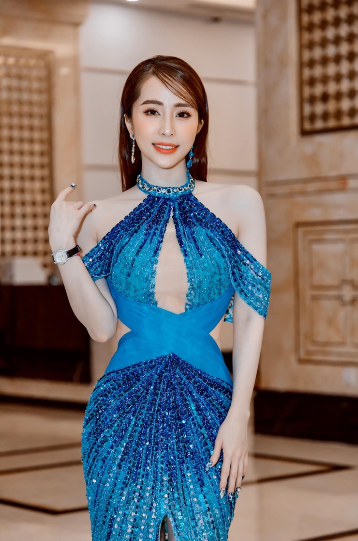 Xuất hiện tại sự kiện 'Cánh diều vàng' nữ diễn viên Quỳnh Nga mặc chiếc đầm cut-out được may một lớp vải xuyên thấu để che chắn. 
