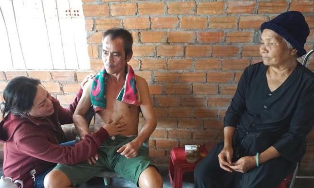 Ông Nén cùng mẹ vợ là bà Nguyễn Thị Lâm và em vợ là Nguyễn Thị Tiến, đều là người bị oan trong Vụ án vườn điều ngày 29/11/2015, sau khi ông Nén được trả tự do.