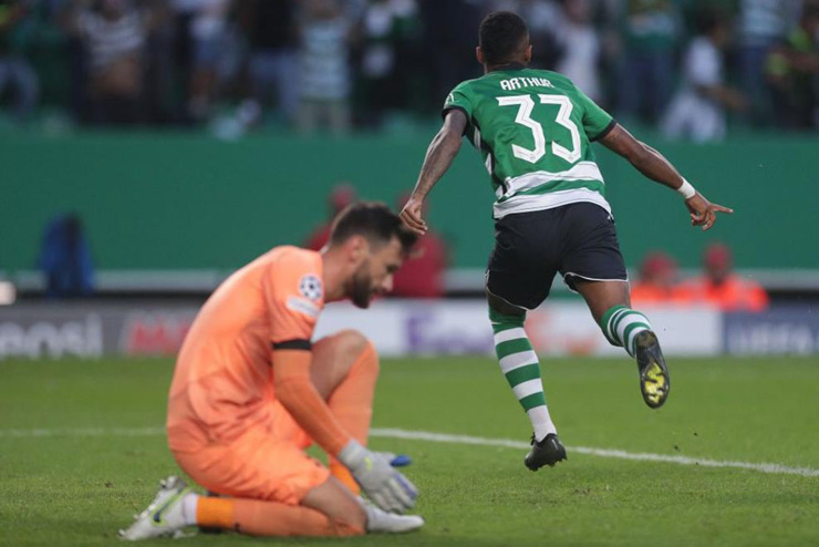 Arthur Gomes ăn mừng bàn thắng vào lưới Spurs