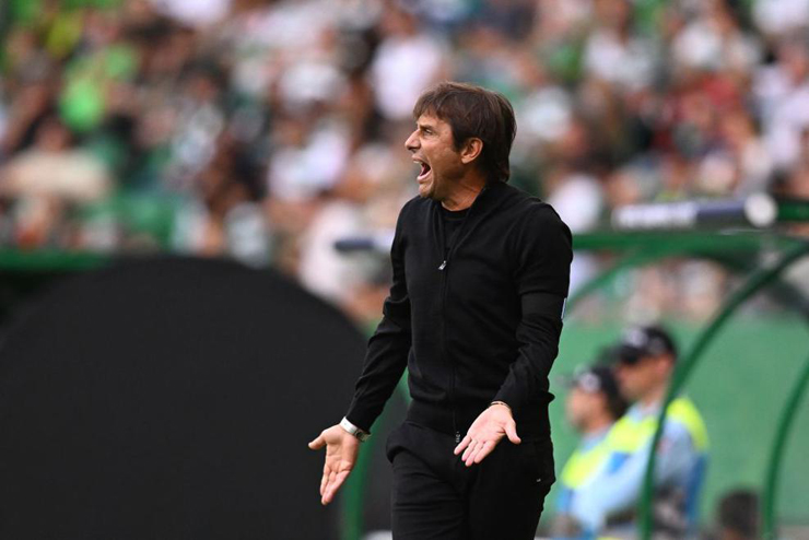 HLV Antonio Conte đang không hài lòng với lối chơi của Tottenham