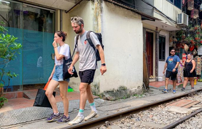 "Phố đường tàu" Phùng Hưng thu hút du khách trong và ngoài nước mỗi khi đến Hà Nội