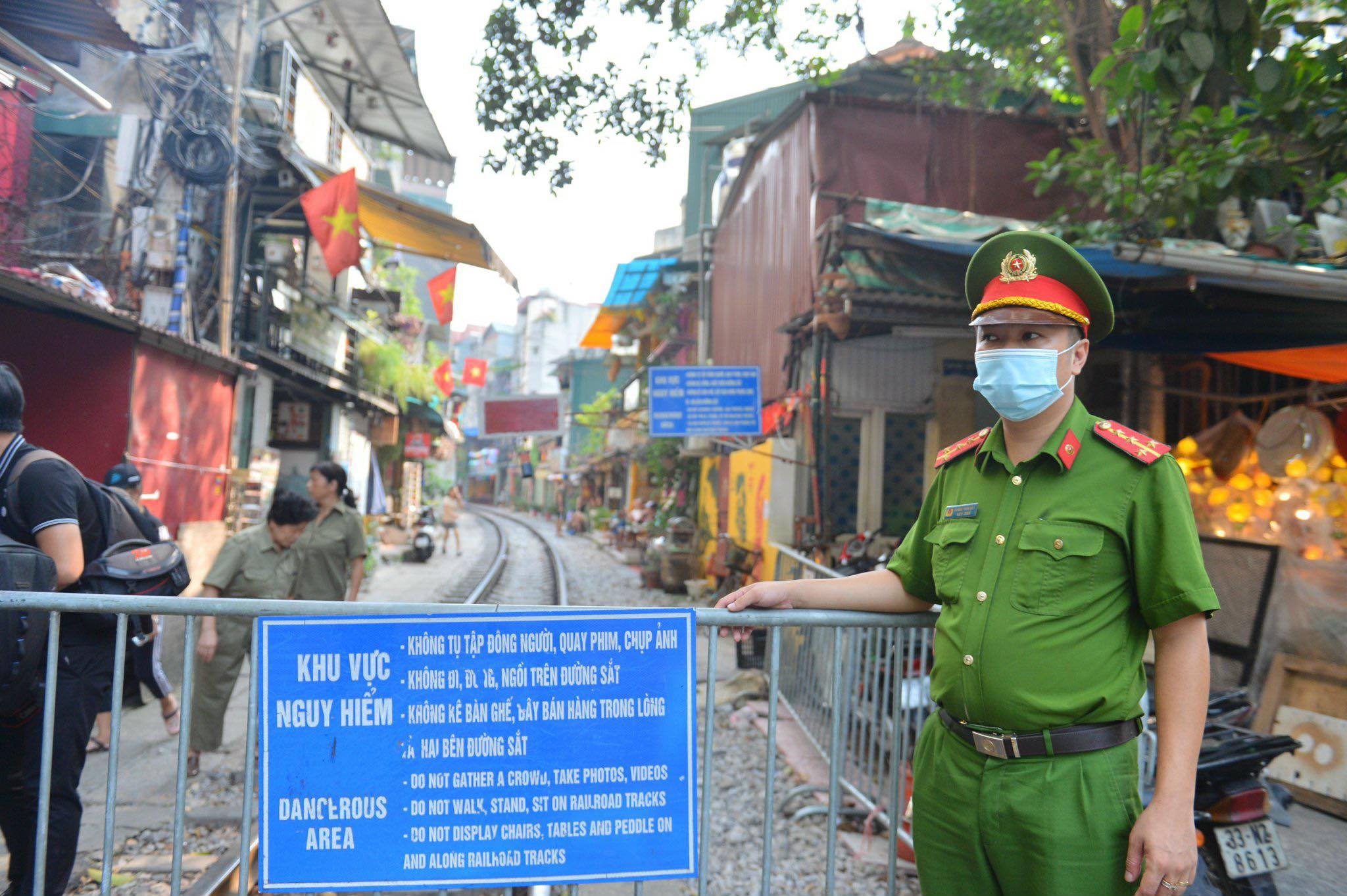 Sáng 15/9, lực lượng chức năng quận Hoàn Kiếm (Hà Nội) tổ chức ra quân, dựng hàng rào barie, ngăn người dân và du khách vào bên trong phố cà phê đường tàu.