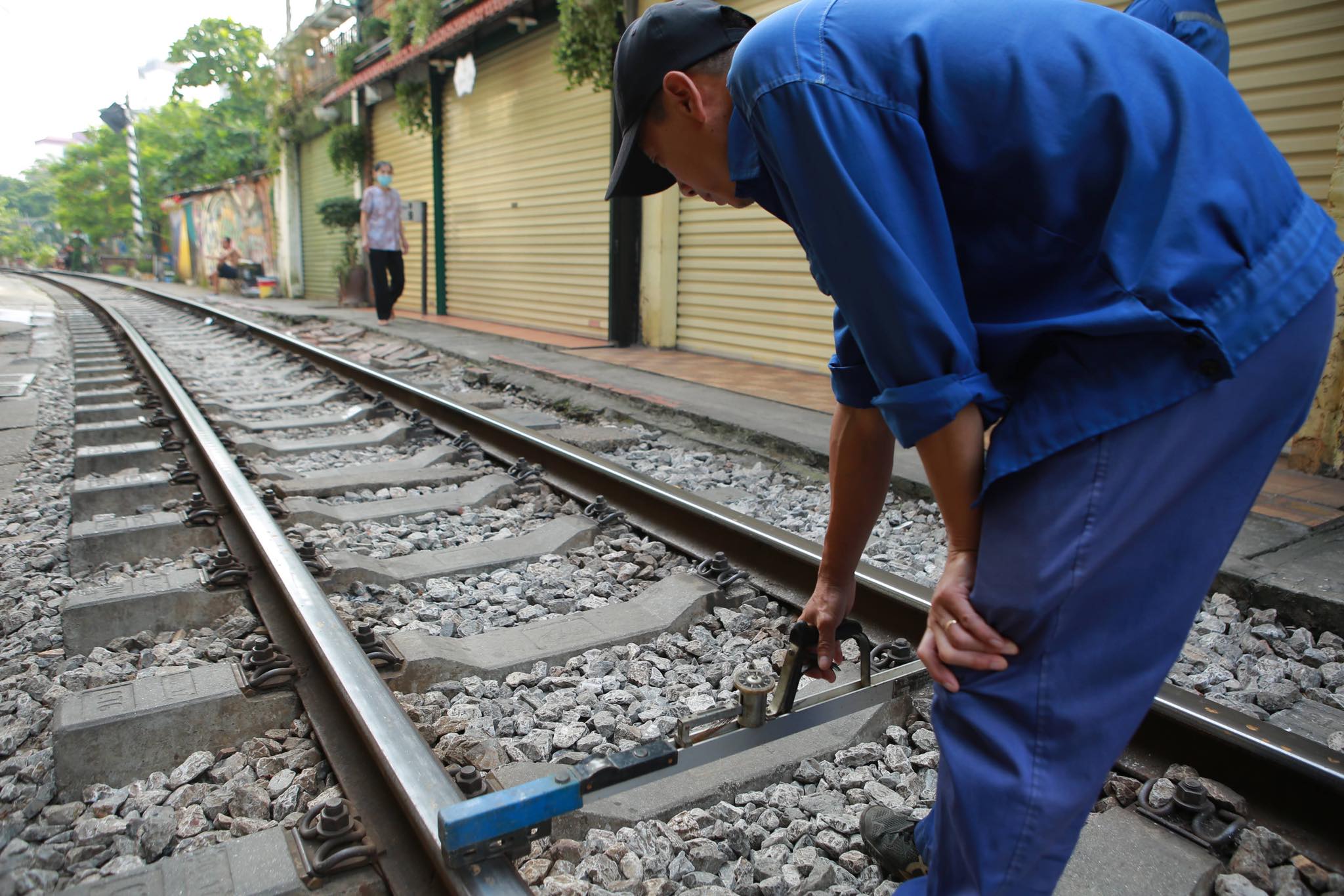 Nhiều quán cà phê đã đóng cửa sau khi lực lượng chức năng ra quân dựng hàng rào chắn.