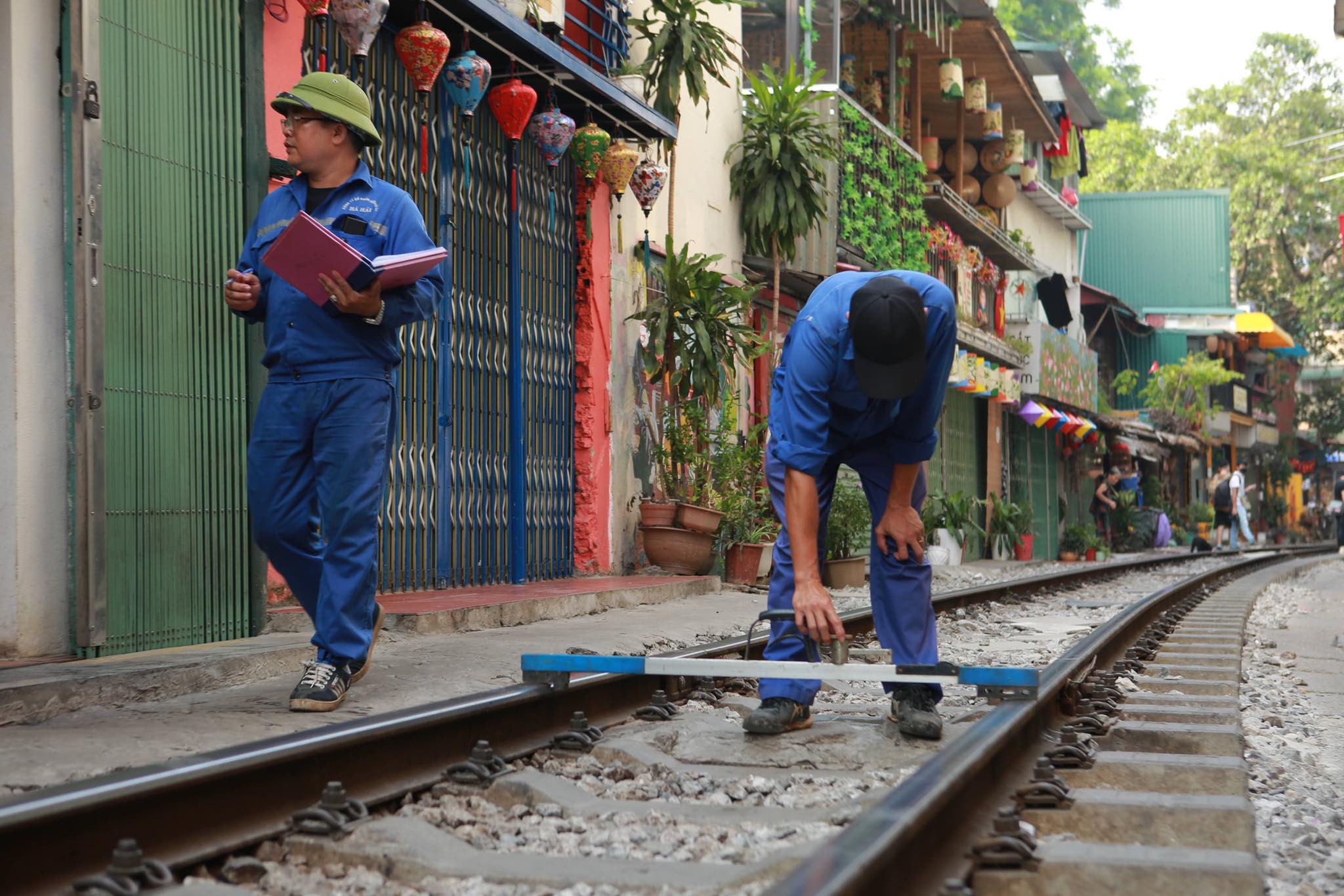 Lãnh đạo UBND phường Hàng Bông cho biết, tối 14/9, lực lượng chức năng đã rà soát, vận động người dân và du khách không tập trung đông đúc tại phố cà phê đường tàu.