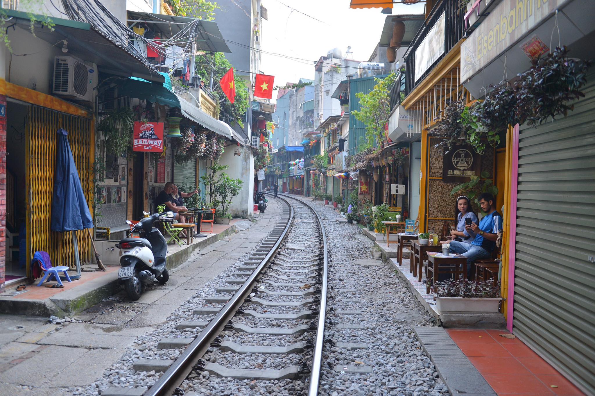 Tại phường Hàng Bông có 15 cơ sở kinh doanh mô hình cà phê đường tàu. Trong số này, chỉ 4 cơ sở đảm bảo đúng quy định và giấy phép kinh doanh.