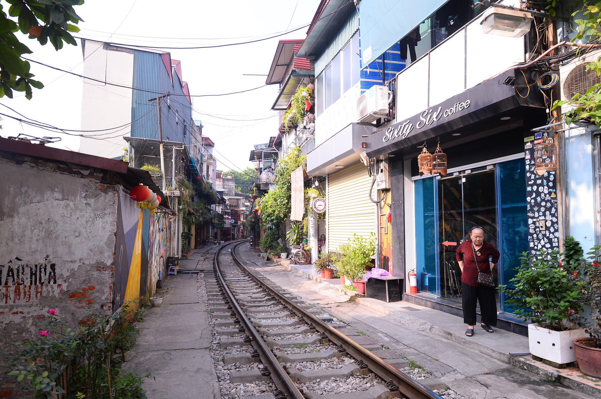 Bà Nguyễn Mai Anh (67 tuổi, chủ hộ kinh doanh) chia sẻ, rào chắn lối vào đường tàu dân sinh là không hợp lý, ảnh hưởng đời sống sinh hoạt, đi lại và công việc của người lao động.