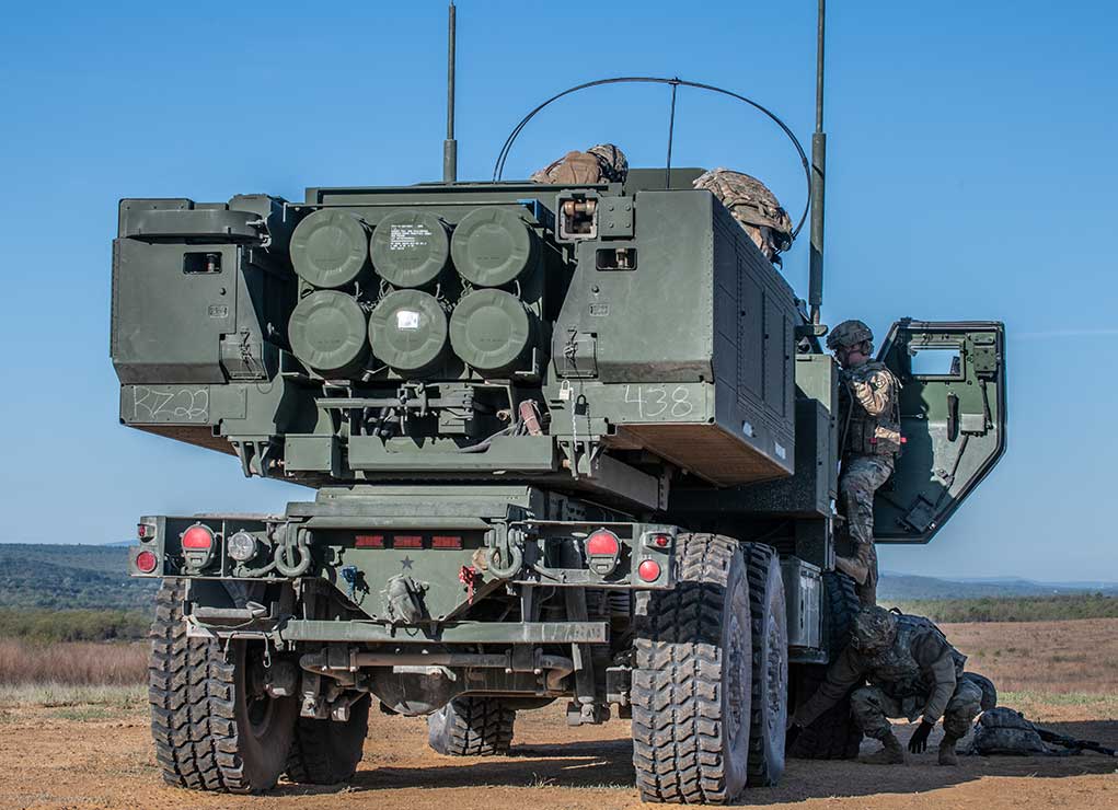 Mỗi xe phóng HIMARS được trang bị 6 quả đạn dẫn đường GMLRS.