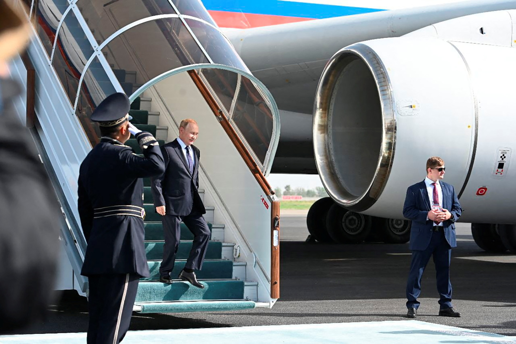 Ông Putin đáp máy bay đến&nbsp;Uzbekistan (ảnh: CNN)