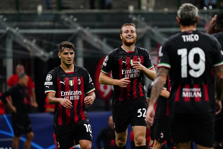 Pobega (số 32) vào sân và ghi bàn cho AC Milan