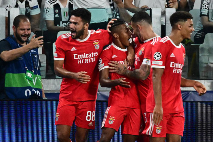 Chân sút người Brazil David Neres lập công để giúp Benfica dẫn ngược Juventus 2-1