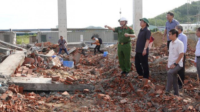 Bí thư Tỉnh uỷ Bình Định Hồ Quốc Dũng (đội mũ cối xanh) cùng đoàn công tác kiểm tra hiện trường vụ tai nạn