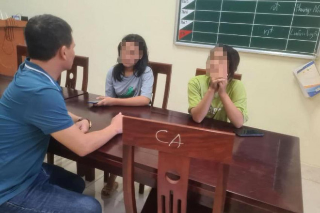 Hai em học sinh HTTM (12 tuổi) và TTX (13 tuổi) đã được đưa từ Hưng Yên về quê nhà Nghệ An. Ảnh: CA.