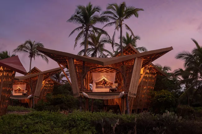 2. Playa Viva Tree House, Mexico: Nhìn ra bờ biển Thái Bình Dương, Playa Viva là điểm đến sinh thái sang trọng với 18 phòng và 6 ngôi nhà bằng tre treo lơ lửng trên không, giữa những cây cọ. Thiết kế bắt mắt của nơi này được lấy cảm hứng từ cảnh quay bằng máy bay không người lái và đặc trưng với mái nhà palapa, trụ cọ sống và ban công mắc võng. Playa Viva nhanh chóng gây sốt khi xuất hiện. Nằm trên độ cao 1,8 m, căn phòng này có giường cỡ King, phòng tắm riêng, khu vực tiếp khách với võng và thoải mái ngắm nhìn khung cảnh đại dương. Ảnh: Playa Viva.