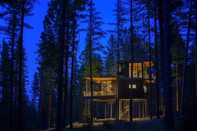 3. Green O Tree House, Montana: Bồn tắm nước nóng ngoài trời, bồn ngâm, cầu thang xoắn ốc bọc kính, cửa sổ kính trong suốt từ trần đến sàn và nhà bếp chuyên nghiệp đang chờ đợi du khách trong ngôi nhà trên cây sang trọng này, nằm trên những chiếc cột cao 7 m, tại trang trại ở Thung lũng sông Blackfoot, phía Tây Montana. Với một sân hiên lớn để tận hưởng khu rừng yên tĩnh và đường mòn đi bộ đường dài, khách nghỉ dưỡng có nhiều cơ hội khám phá nơi này bằng cách đi bộ hoặc thông qua chuyến tham quan ATV. Các hoạt động thú vị khác bao gồm câu cá, bắn đất sét thể thao, chăm sóc gia súc... Ảnh: Stuart Thurlkill.