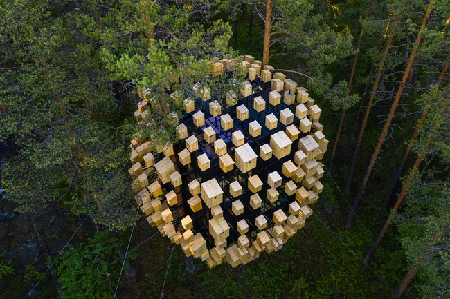 5. Treehotel, Thuỵ Điển: Được tạo nên bởi các kiến trúc sư hàng đầu của Scandinavia, 8 phòng trên ngọn cây của Treehotel là những viên ngọc nằm sâu trong rừng Thụy Điển. Thiết kế giống như tổ chim đậu trên ngọn cây và một khối lập phương phản chiếu được bao phủ trong những bức tường để hòa hợp với môi trường. Phòng mới nhất của Treehotel, khai trương vào tháng 6, là Biosphere. Họ đã lắp đặt 350 tổ chim trực tiếp trên mặt tiền của căn phòng để giúp củng cố sinh quyển và môi trường sống tự nhiên của các loài chim ở Thụy Điển. Căn phòng trên cây có những bức tường kính, sân thượng với tầm nhìn 360 độ ra khu rừng và sàn nhìn xuyên thấu. Ảnh: Mats Engfors fotographic.